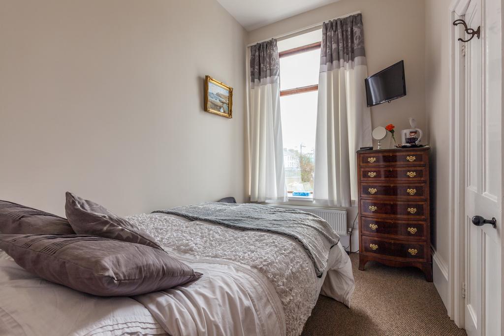 Antrim House Guest Rooms & Suites (Adults Only) Portrush Ruang foto